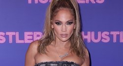 Neobične i papreno skupe traperice Jennifer Lopez pravi su mamac za poglede